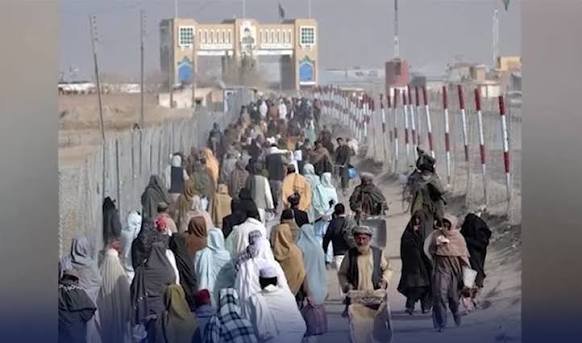 پاک افغان طور خم بارڈر سے افغان شہریوں کی وطن واپسی کا سلسلہ تیز