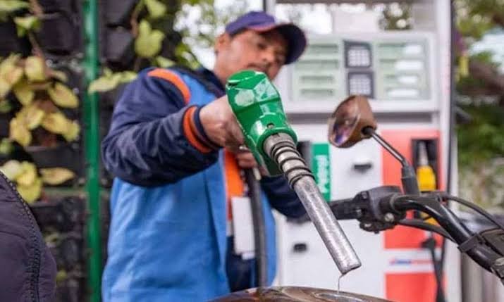 پیٹرول قیمتوں میں روزانہ ردوبدل شہریوں کی جیبوں پر ڈاکا قرار