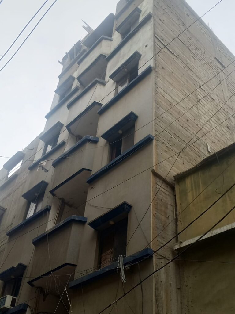 سندھ بلڈنگ، لیاقت آباد کی تنگ گلیوں میں خلافِ ضابطہ بلند عمارتیں