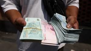 امریکی پابندیوں کے باعث ایرانی کرنسی کی قدر میں ریکارڈ کمی