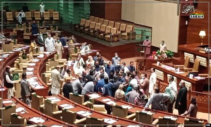 سینیٹ اجلاس، پی ٹی آئی،لیگی اراکین آپس میں الجھ پڑے