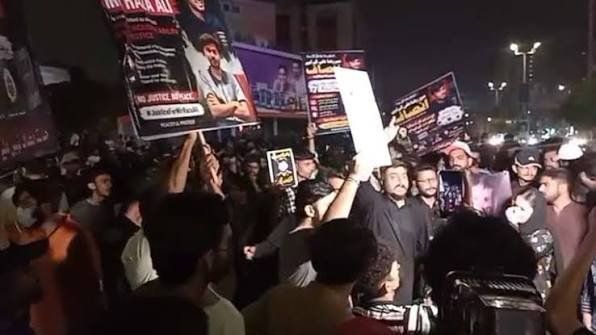 میر رضا علی کے قتل کے خلاف دوستوں کا شارع فیصل پر احتجاج، ٹریفک متاثر