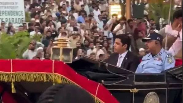 وزیراعظم آزادی پریڈ میں اعلیٰ انتظامی افسروں کی ذاتی تشہیر پر برہم