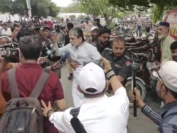  پی ٹی آئی کا فوارا چوک پر احتجاج، پولیس کا لاٹھی چارج، متعدد کارکنان زیر حراست