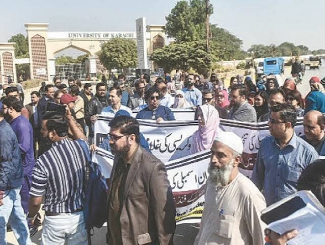 کالج کے اساتذہ کا وزیراعلیٰ ہاؤس کے باہر دھرنے کا عندیہ