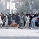 کراچی، بجلی کی عدم فراہمی پر احتجاج، مظاہرین کے پتھراؤ سے 3 پولیس اہلکار زخمی