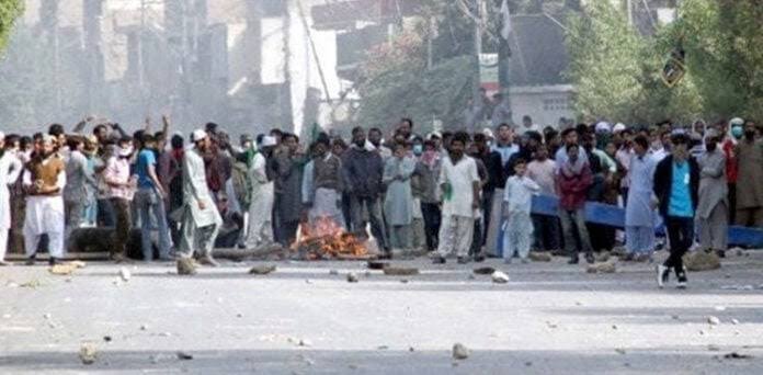 کراچی، بجلی کی عدم فراہمی پر احتجاج، مظاہرین کے پتھراؤ سے 3 پولیس اہلکار زخمی