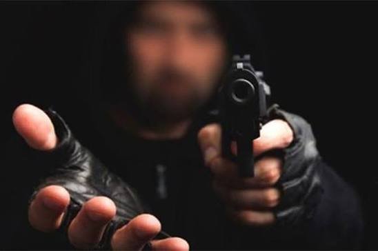 یونیورسٹی روڈ پر شاپنگ مال میں بڑی ڈکیتی، ڈیڑھ کلو سونا اور 14 کلو چاندی لوٹ لی گئی