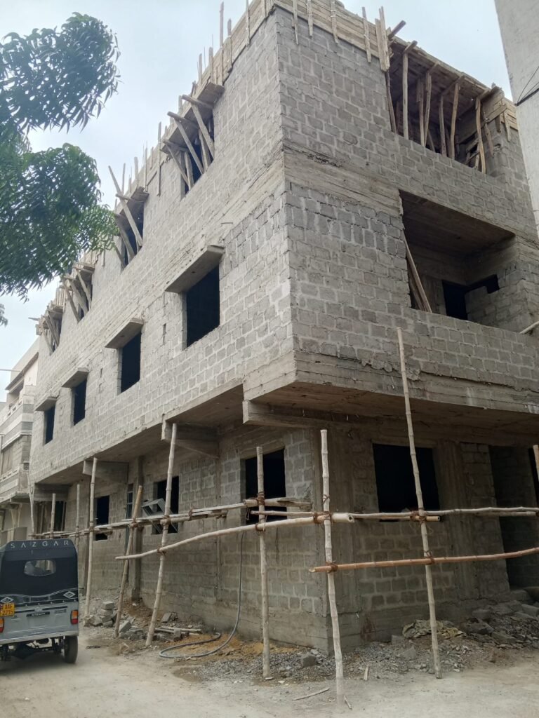 سندھ بلڈنگ، گلبرگ میں خلافِ قانون تعمیرات، حفاظتی اصول داؤ پر