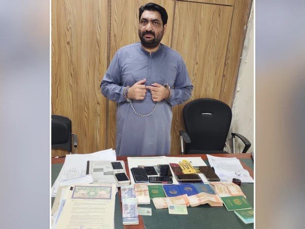 افغانوں کے منسوخ کارڈ بحالی کیلیے 12 کروڑ لینے والا اسسٹنٹ ڈائریکٹر نادرا گرفتار