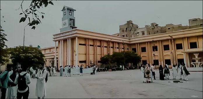 لیاری یونیورسٹی میں مبینہ رشوت ستانی، گریڈ 17 کا افسر معطل، جامعہ کے احاطے میں داخلہ روک دیا گیا