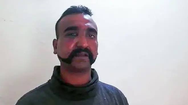 پاکستان میں گرفتار ہونے والے بھارتی فائٹر پائلٹ ابھینندن اب مسافر طیارہ اڑائیں گے
