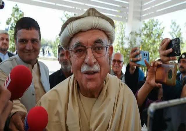 پی ٹی آئی کی لانگ مارچ ملتوی کرنے کی تجویز، اچکزئی کا صاف انکار