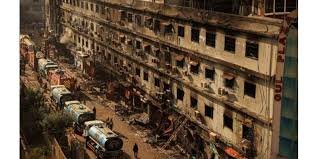 گل پلازہ سانحہ: 8 ماہ بعد بھی ملبہ نہ اٹھ سکا، متاثرہ بیوہ کی ہاتھ جوڑ کر حکومت سے اپیل
