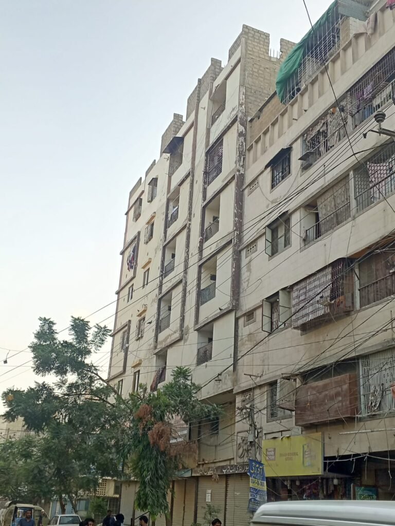 سندھ بلڈنگ، بوسیدہ عمارتوں کی چھتوں پر غیر قانونی تعمیرات