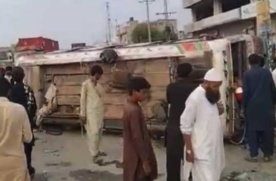 راجن پور میں تیز رفتار مسافر بس کو حادثہ، 10 افراد جاں بحق،37 زخمی