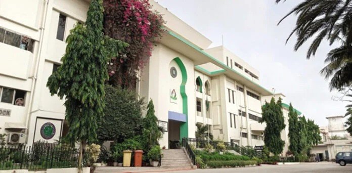 سرسید یونیورسٹی، مالیاتی کھاتوں میں ایک کروڑ پانچ لاکھ سے زائد کے اضافی چیکس