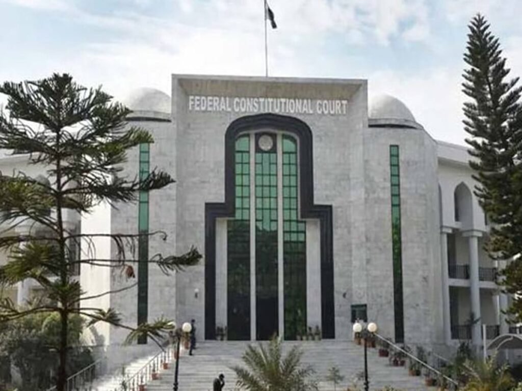 سول سرونٹس سیاستدانوں کے اثر میں نہ آئیں، وفاقی آئینی عدالت کا فیصلہ