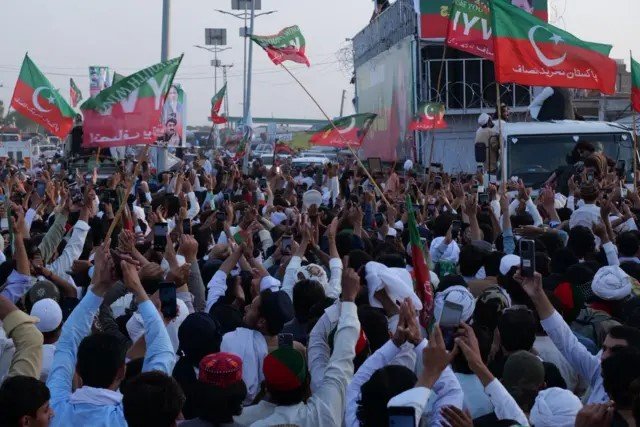 لانگ مارچ لکی مروت سے کرک پہنچ گیا، سہیل آفریدی کی ہیلی کاپٹر سے انٹری