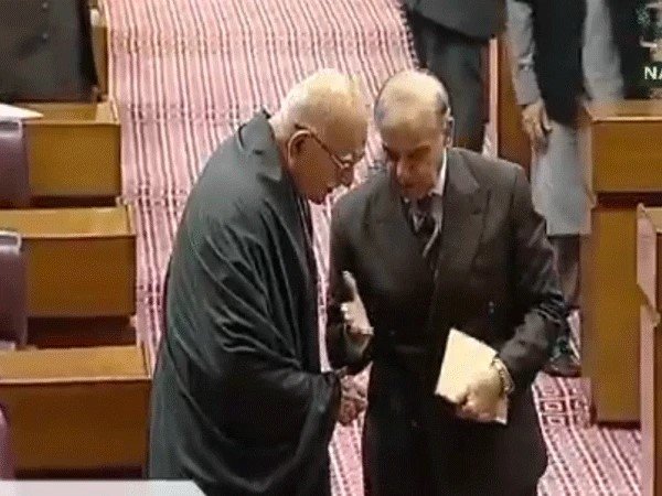 وزیر اعظم کی پارلیمنٹ میں اپوزیشن لیڈر محمود اچکزئی سے ملاقات