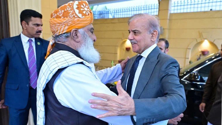 وزیراعظم کا مولانا فضل الرحمان سے ٹیلیفونک رابطہ، سیاسی صورتحال پر تبادلہ خیال