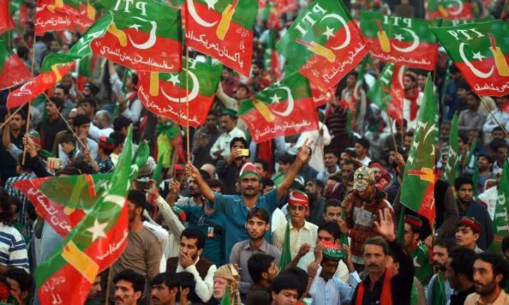 پی ٹی آئی سیاسی کمیٹی میں 4 اکتوبر کے لانگ مارچ کی منظوری
