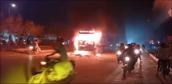 کراچی، حادثات میں 2 افراد جاں بحق، مشتعل افراد نے ٹریلر کو آگ لگا دی